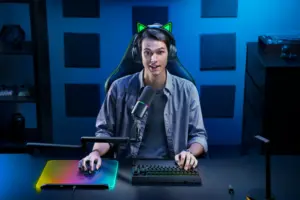 Razer Seiren V3 Pro Dynamic Microphone Black 4 Razer Seiren V3 Pro Black professional dynamic microphone with zinc housing and desktop mount